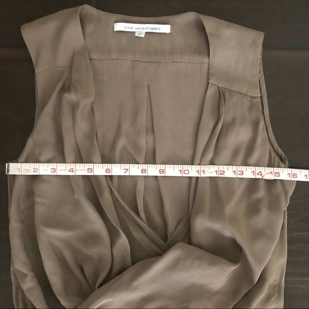 Diane von Furstenberg DVF Issie Silk Surplice Wrap Blouse Taupe Size 2 - Picture 10 of 15
